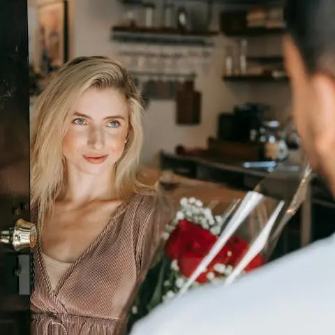 How-to-send-flowers-and-gifts-remotely-for-a-perfect-Valentine-s-Day Flora Queen